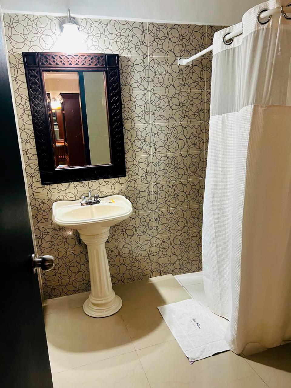 Hotel Francis Кульякан Екстер'єр фото